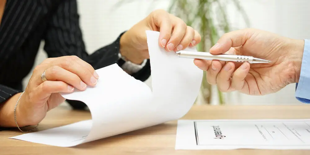 Homme déchirant un document officiel – Action en rectification d'état civil en Turquie